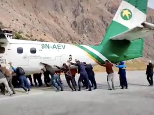 Les passagers poussent leur avion sur la piste d’atterrissage (Vidéo)